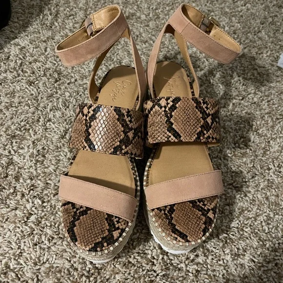 NWOT Crown Vintage Platform Sandal - Picture 2 of 6